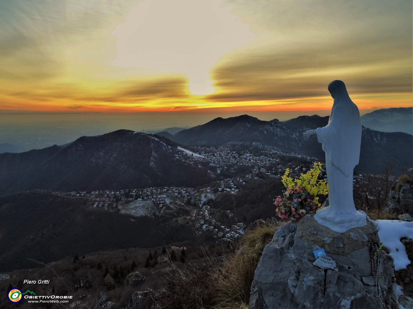 77 La Madonnina posta da tanti anni a protezione dell'altopiano Selvino-Aviatico ed oltre.JPG